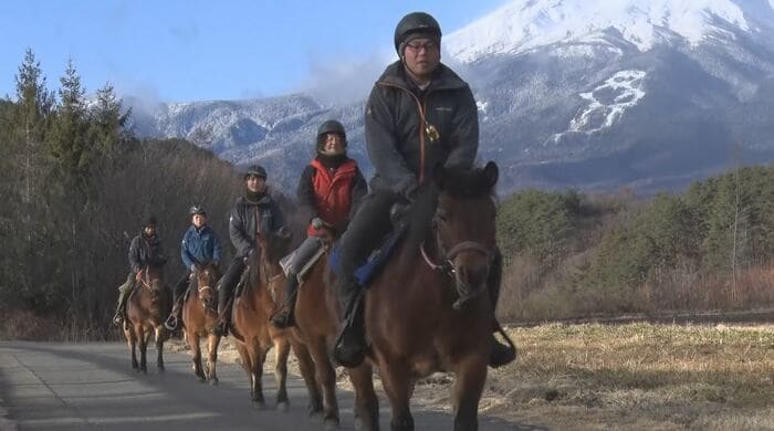 スタッフが木曽馬に乗って出発