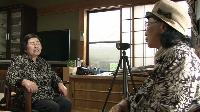 被爆体験者に独自で聞き取り調査などを行う岩永さん