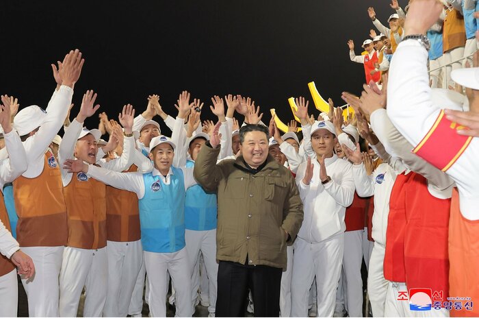 金正恩総書記の髪には白髪が…