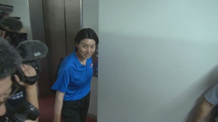 自民県議団への挨拶に訪れた中村真衣氏