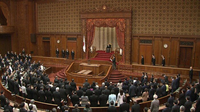 議長席の奥に玉座がある