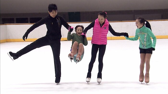 リンクで笑い合う真凜ら本田家の4きょうだい
