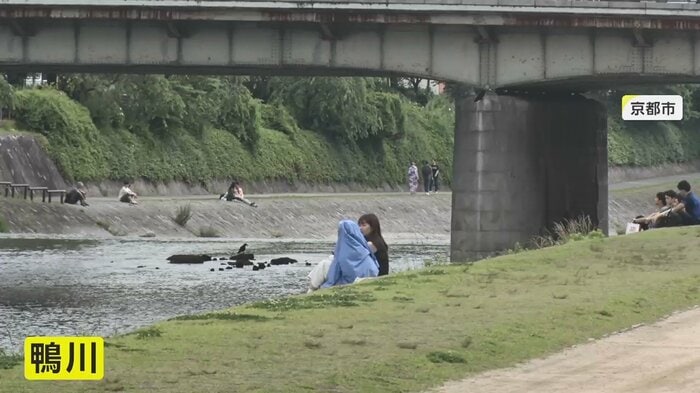 鴨川はカップルなどが等間隔で座る人気のスポット