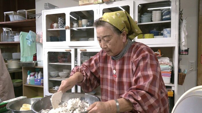 復旧作業などの「お返しに」とおにぎりを作るなか志ま旅館の女将・中島勝子さん(83)