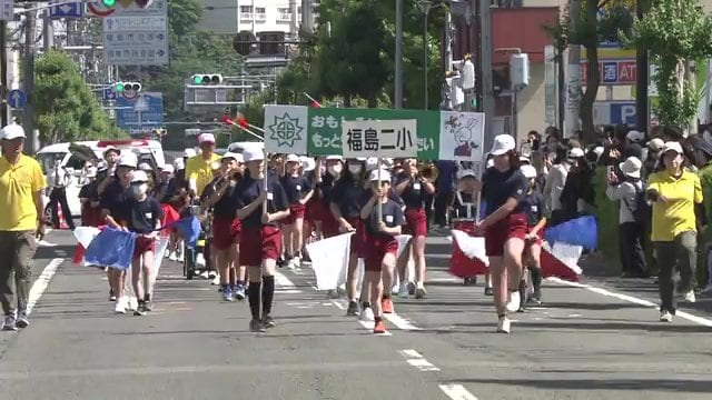福島市で開催された小学校鼓笛パレード
