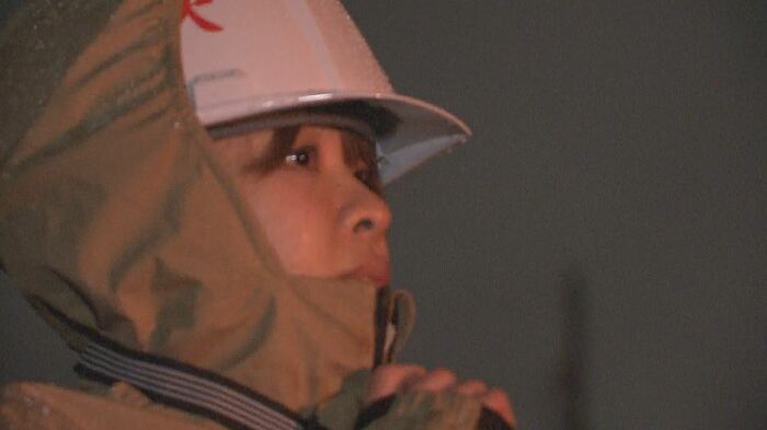 花火を見守る上條栞奈さん