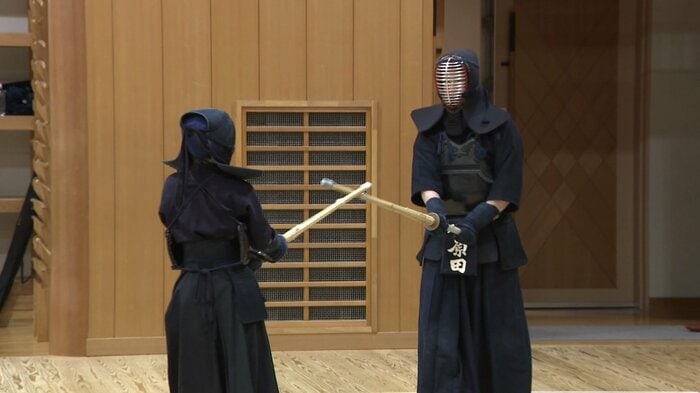 子供たちに稽古をつける原田さん（右）