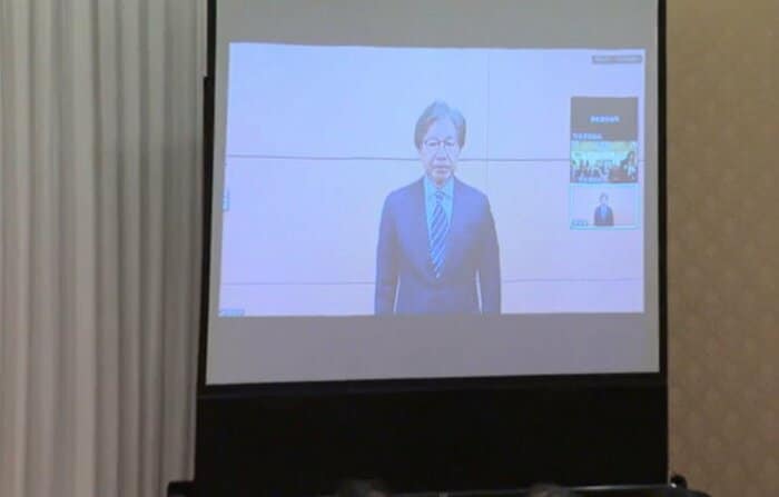 落選が確実となり、東京からリモートで敗戦の弁を述べた