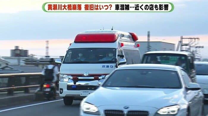 渋滞の中を進む救急車