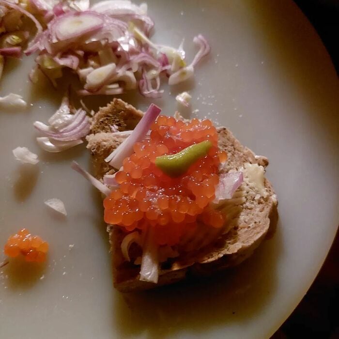 基地の食事は、フランス料理とワインが中心 釣れた魚で料理することも
