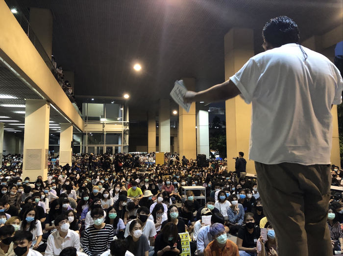 SNSで情報を得た学生ら500人以上が集まった