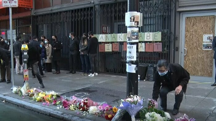 事件発生現場に花を手向ける人々