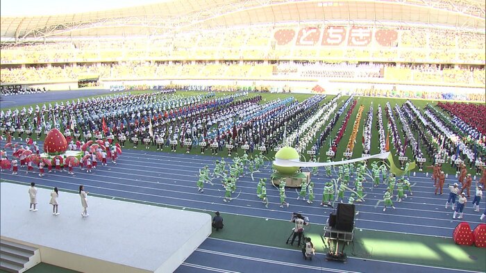 1300人による歓迎演技