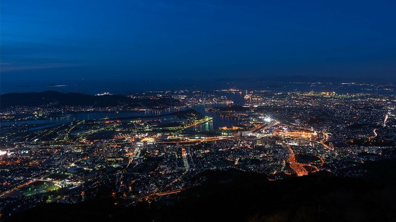 まるで夜空に浮かぶ宝石箱。人々の営みと静けさが交錯する「街を見下ろす夜景」3選【夜景マニアが贈る至極の眺望】｜FNNプライムオンライン
