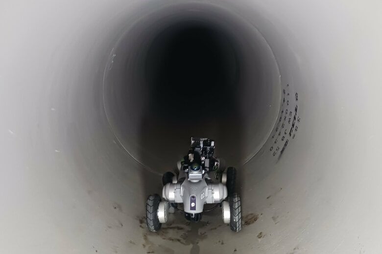 【ポケット・クエリーズ】サン・シールドと地上拠点からの無線遠隔操縦で四足歩行ロボットによる下水道管内走行・撮像に成功