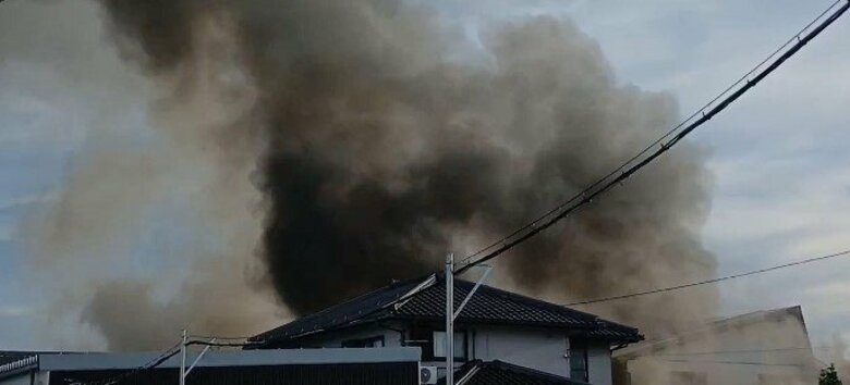 【速報】「黒煙が上がっている」と通報　プレハブ建物が燃える火事　消防が出動し消火中　福岡・小郡市｜FNNプライムオンライン