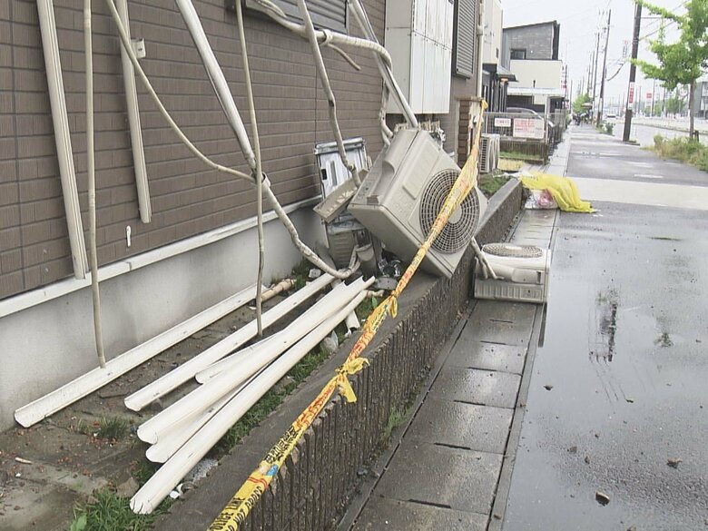 右折禁止の交通違反し追跡受ける…パトカーから逃走中の乗用車がアパートの壁に衝突 運転手は車放置し逃走｜FNNプライムオンライン