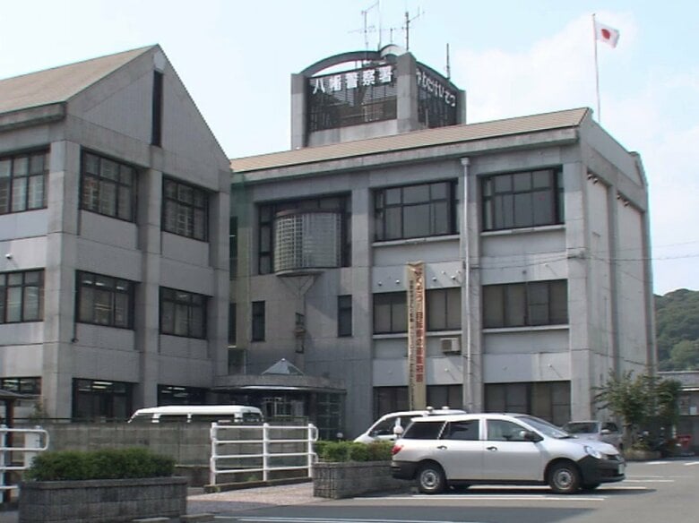 前を走っていたバイクに故意に衝突しけがをさせた疑い　軽自動車に乗っていた夫婦を逮捕　運転手の妻は容疑否認し助手席の夫が「自分がハンドル切った」と容疑認める｜FNNプライムオンライン