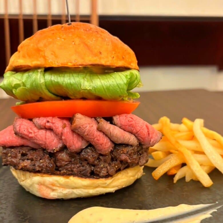 松阪牛100％のハンバーグ店…愛知県一宮市『MatsuzakaBurger＆Meat Bar KOTAROコタロー』バンズは有名パン工房から｜FNNプライムオンライン