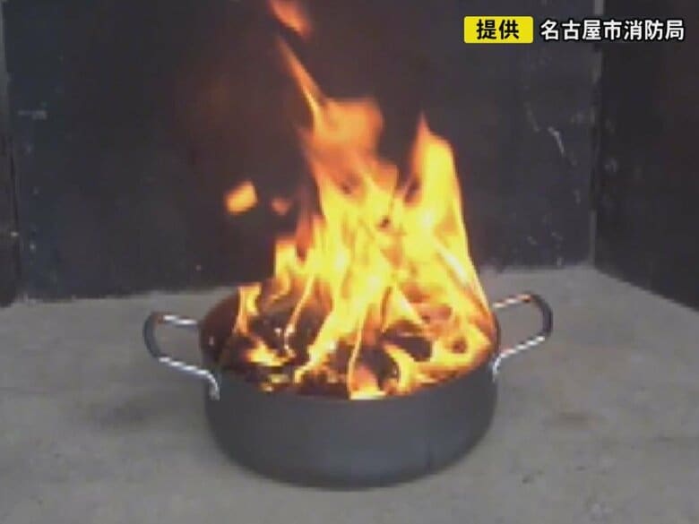 放っておくと酸素と反応し400度超に…火から下ろした鍋の揚げカスが炎上 市消防局の実験動画から分かる危険性｜FNNプライムオンライン