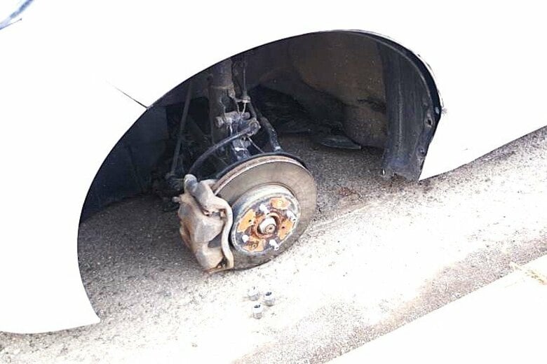 「異音が大きくなったので、会社を休んで、家に引き返している途中で脱輪した」60代男性が運転する乗用車の左前輪からタイヤ脱落…歩道に乗り上げたものの巻き込まれなし…10月に自分で交換＜北海道北広島市＞｜FNNプライムオンライン