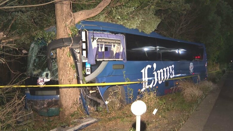 運転手が死亡し乗客17人ケガ…夜行バスが中央線越えて防風林に突っ込んだ事故 運転手を容疑者死亡のまま書類送検へ｜FNNプライムオンライン