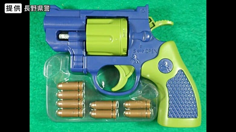 中国製の“おもちゃ拳銃”に本物の拳銃と同様の発射機能　「対象年齢12歳以上」と記載…全国で約1万5000丁流通、長野県内では商業施設の景品から288丁出回る　警察が回収｜FNNプライムオンライン