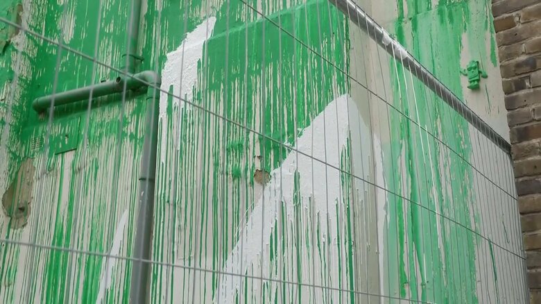 バンクシーの新作に白ペンキかけられる　裸の木と緑の壁画に　フェンス設置する被害に｜FNNプライムオンライン