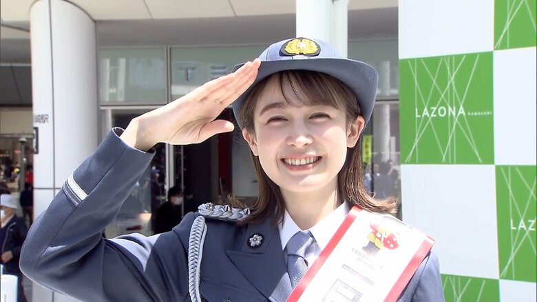 笑顔で敬礼!! 人気モデル･藤井サチさん 一日警察署長に就任、交通安全訴える　神奈川･川崎市｜FNNプライムオンライン