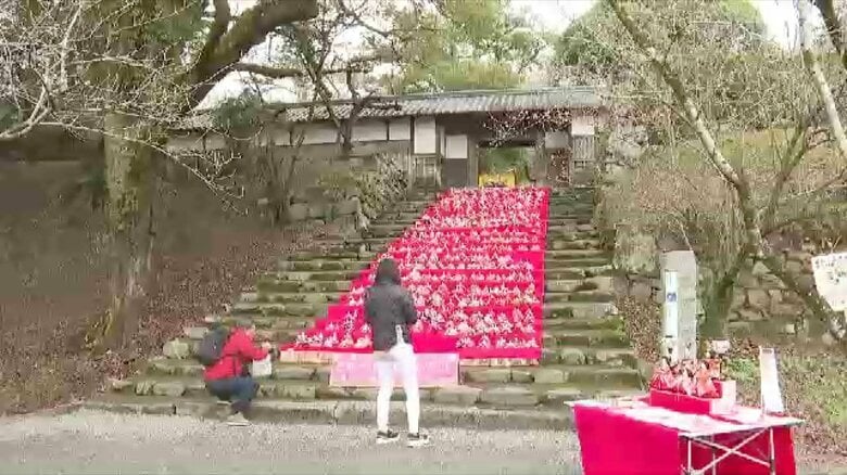 秋月城跡の石段に『ひな人形』約600体　観光客が自由に飾りつけ　「ひとつひとつ表情も違う」　福岡・朝倉市｜FNNプライムオンライン