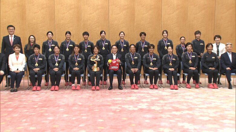 W杯優勝　ソフトボール女子日本代表が岸田首相を表敬訪問　石川主将「ロス五輪で金メダルを目指す」｜FNNプライムオンライン