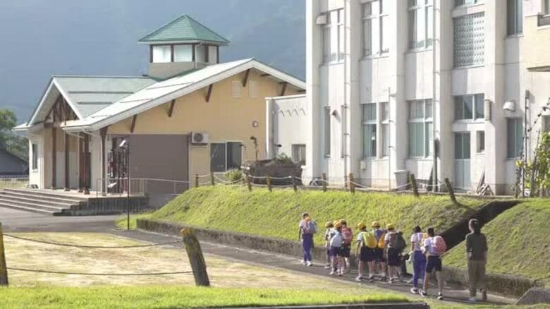 通学路近くにクマか…勝山市野向小学校から20メートルの歩道にクマのふん　登下校に保護者付き添い　福井｜FNNプライムオンライン