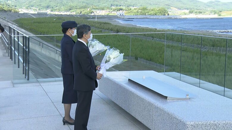 「海を望む場」で白い花を手向ける両陛下(3日午後、高田松原津波復興祈念公園)
