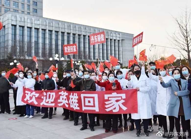 ”お帰り英雄たち”各地で武漢から戻った医療関係者を歓迎(ウェイボより)