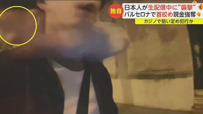 男の1人に背後から羽交い締めにされるへいへいさん