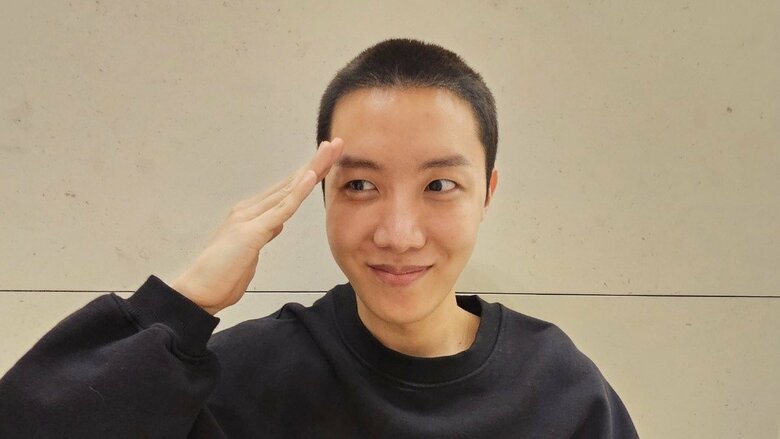 17日、丸刈り姿を公開したJ-HOPEさん（SNSより）