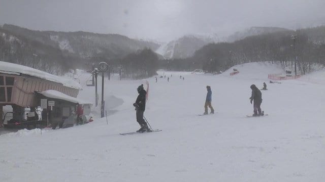 ウインタースポーツを楽しむ人で賑わう（2022年撮影）