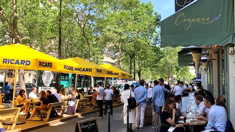 飲食店の営業が再開され、テラス席はどこも賑わっている