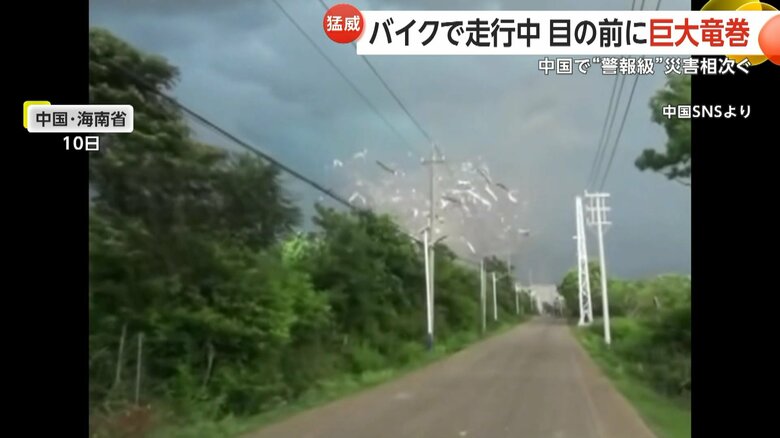 バイクで走行中の女性の目の前に突如竜巻が発生する一部始終②