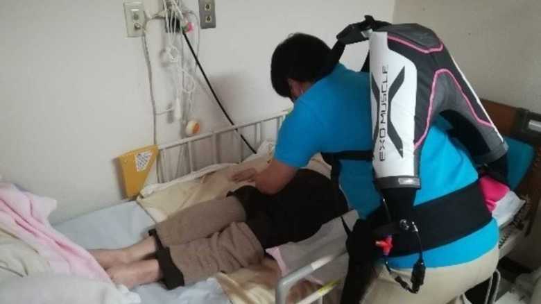 過酷かつ深刻な人材不足・・・ロボットは介護現場を救う!?