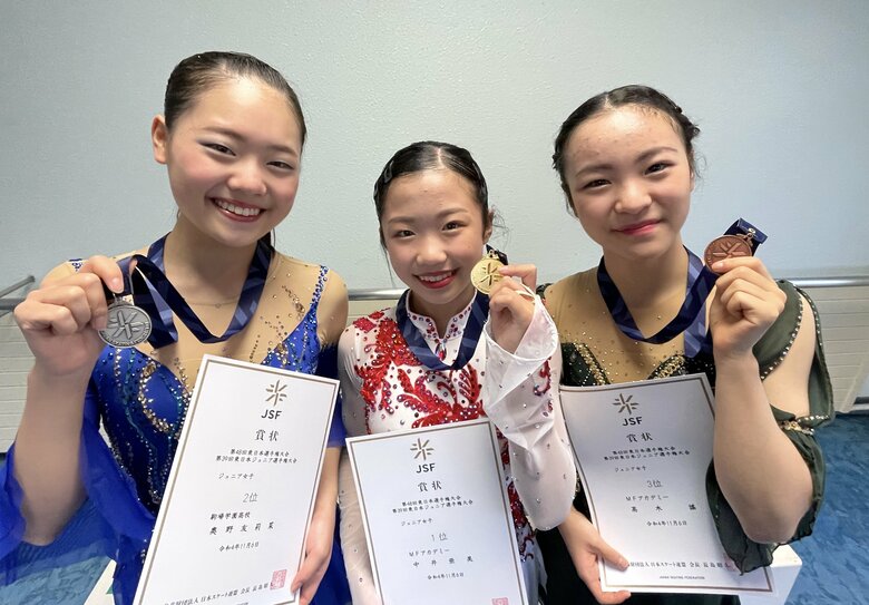 ジュニア女子で表彰台に上った奥野友莉菜、中井亜美、髙木謠（左から）