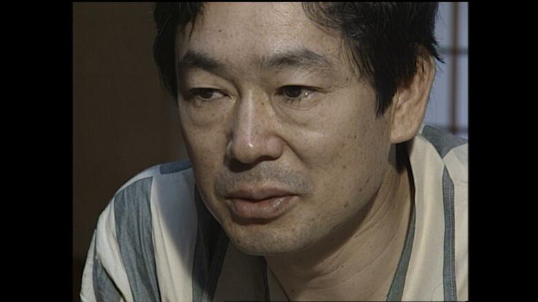 パジャマ姿でインタビューに答える河野義行さん（1994年8月）