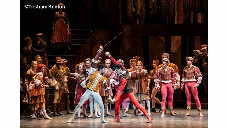 ソード・ファイトは見どころの一つ（右：ティボルト役・平野さん）