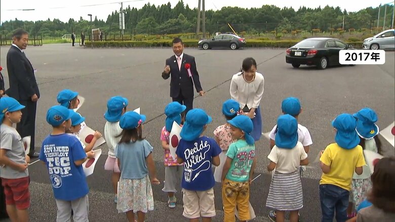 2017年に地元の保育園児と交流される佳子さま