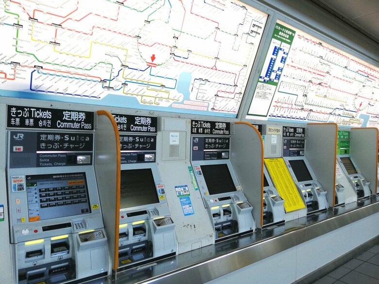 日本では切符を現金で買うこともできるが…