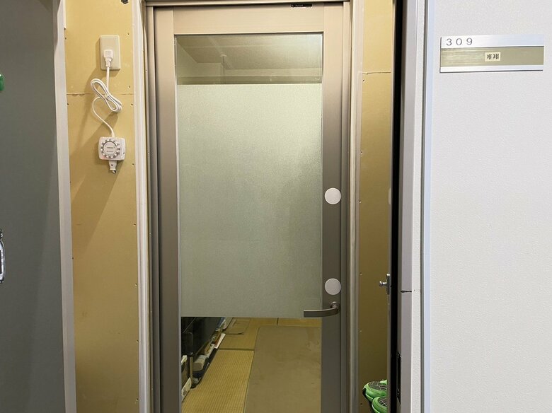 入口のプレートに「唯翔」と貼ってある寮の低酸素部屋