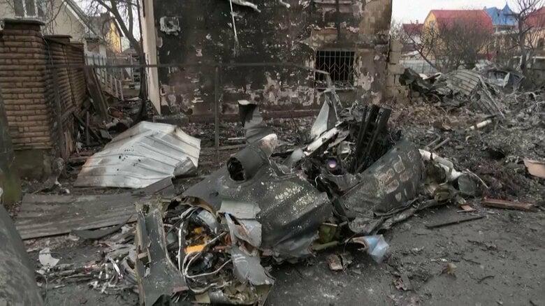 ウクライナ軍が撃墜したとみられるロシア軍航空機（キエフ・25日）