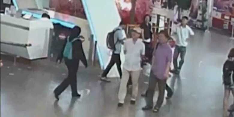 犯行前に空港を歩く工作員