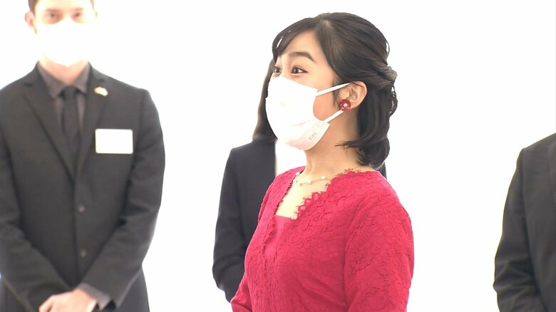 懇談の場では、佳子さまが、マスク越しに、表情豊かに談笑される様子が見られた。