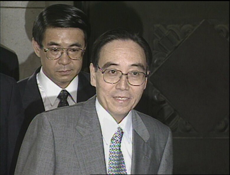 公務に復帰した際の国松長官（前）、田盛秘書官（後ろ）（1995年6月）